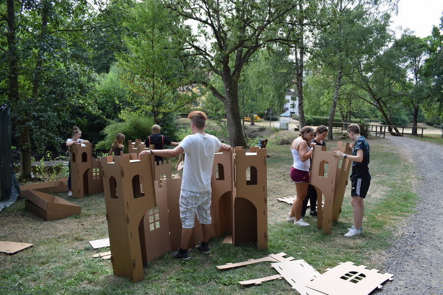 Romantischer Winkel azubis burgen bauen team building rowianer junges team
