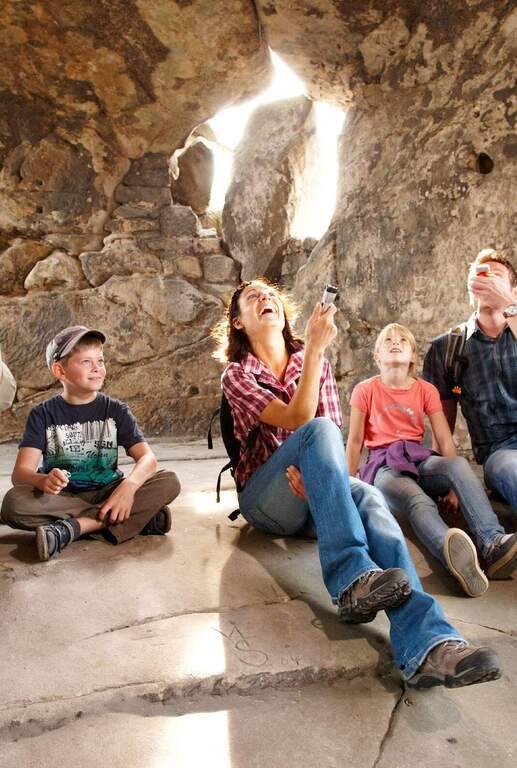 familienausflug familie in höhle taschenlampe