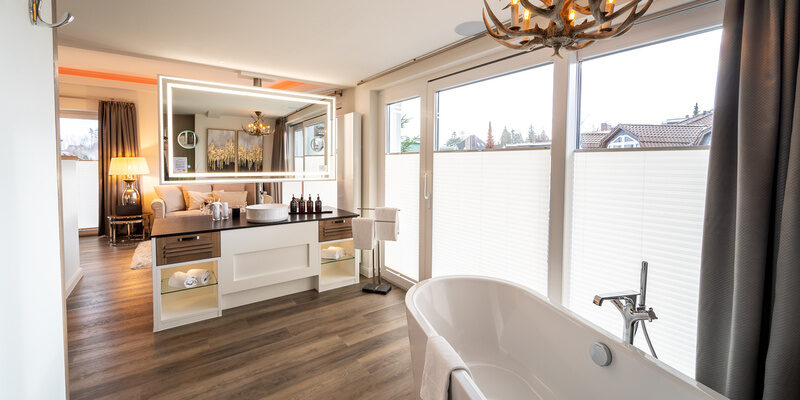 Auf dem Bild ist eine freistehende Badewanne in einem gut beleuchteten Zimmer im Romantischen Winkel zu sehen