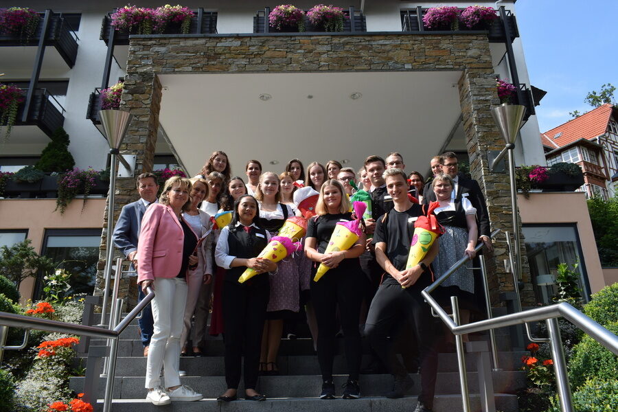 Neue Lehrlinge mit dem Team Neue Azubis mit ihrem Team