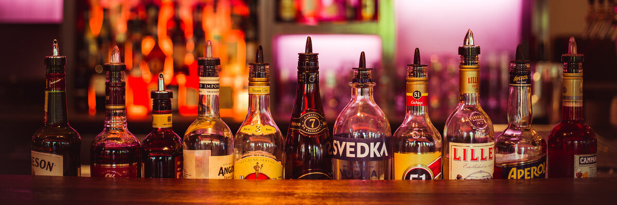 Ausschank Rowi Hotelbar Romantischer Winkel Getränkeflaschen Alkohol Genuss