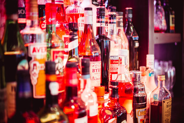 Abendprogramm Hotel Harz Romantischer Winkel Getränkeauswahl Hotelbar Alkoholgenuss