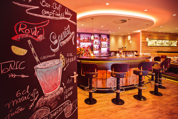 Hotelbar Harz anno78 Ansicht neue Bar Romantischer Winkel Kreidetafel Barhcker holz stilecht harz