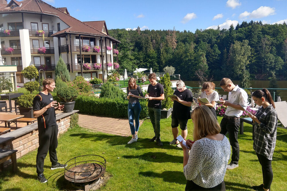 Die Lehrlinge lernen sich kennen Die Azubis lernen sich kennen