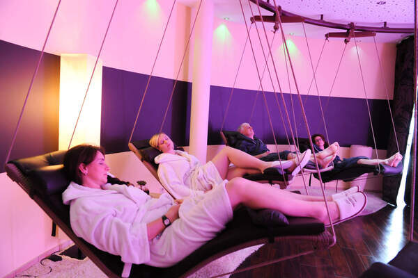 Gäste beim Entspannen Hotel WEllness hängende liegen hängematte rund um die uhr entspannen