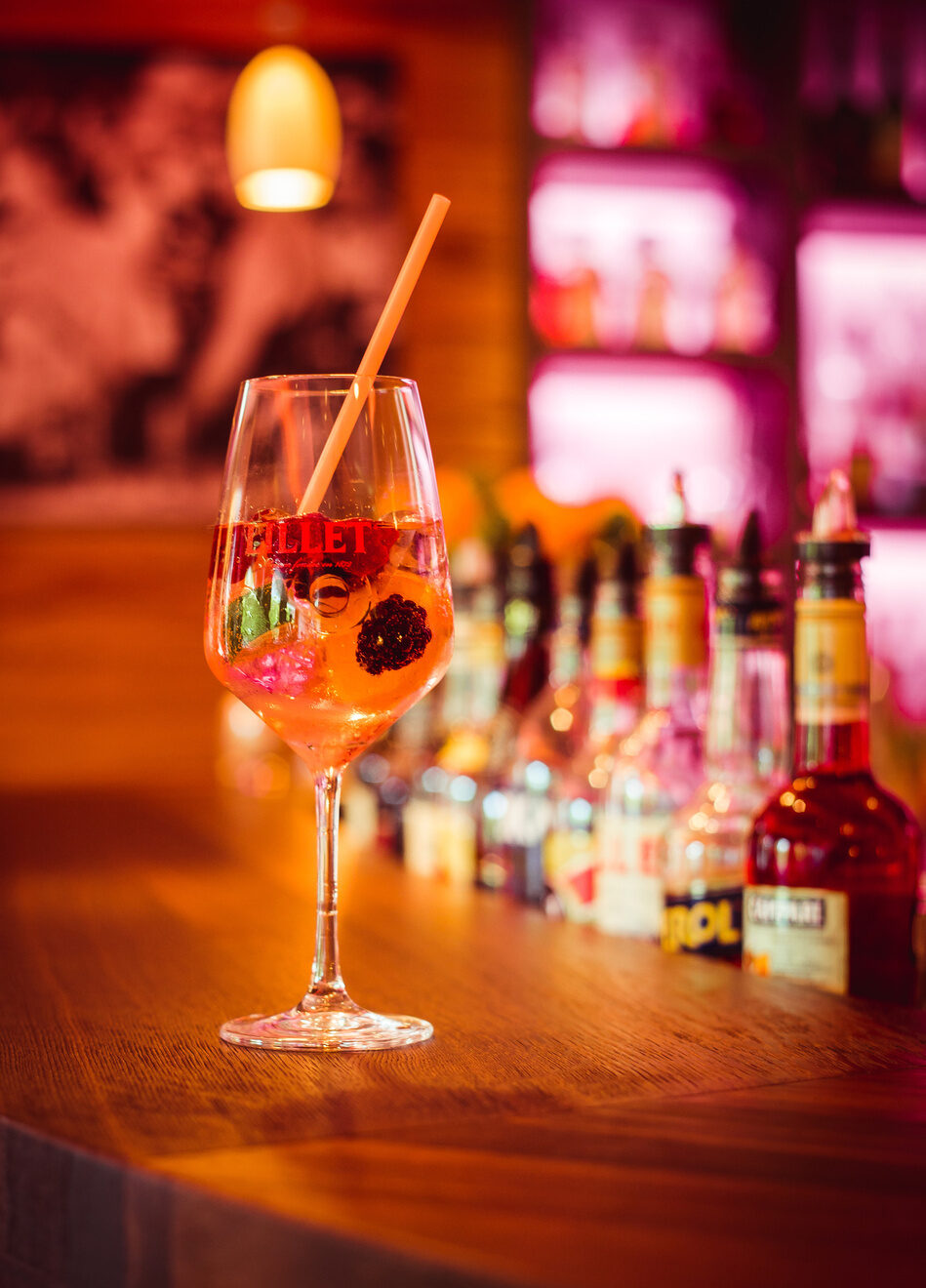 Sommergenuss Hotelbar ROwi Hotelbar Romantischer Winkel Lillet Cocktail genießen