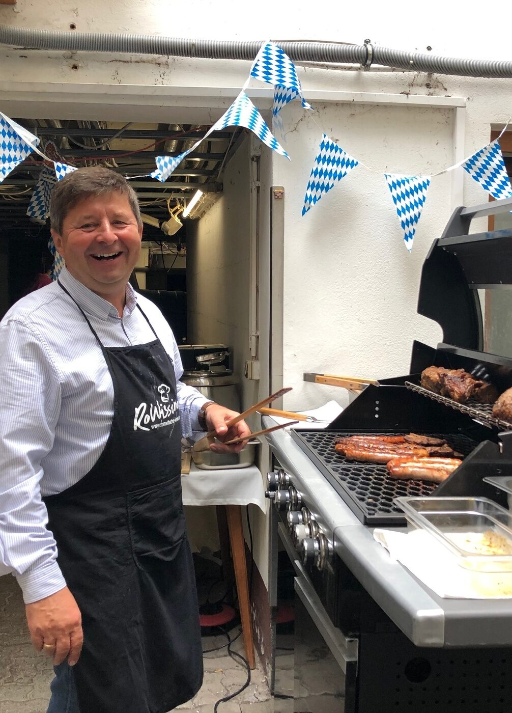 Herr Oelkers beim Oktoberfest-Grillen Grillen im RoWi