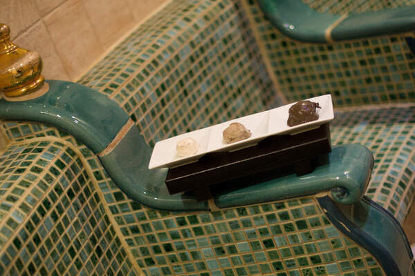 Rhassoul Bad im Romantischen Winkel mit Körperpeeling Rhassoul Bad Romantischer Winkel