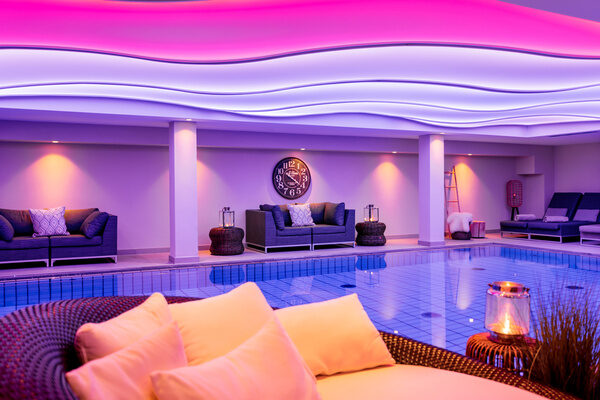 Wellnessuralub Rowi schwimmen Romantischer Winkel sportlich entspannen lichtspiel