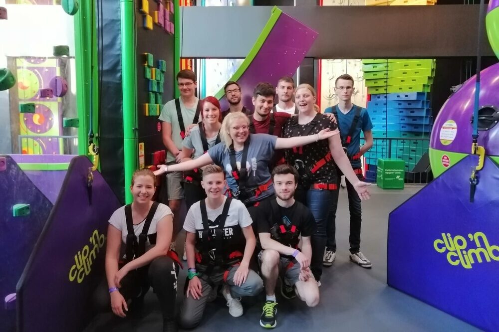 Ein Team in der Kletterhalle Teambildung beim Klettern finden