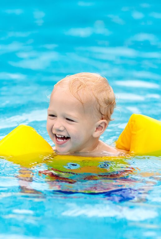 Kinderspaß schwimmen lernen spielen wasser familie Romantischer Winkel urlaub