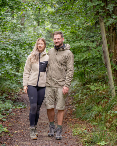 harz wälder familie wandern stöcke natur wiesen berge